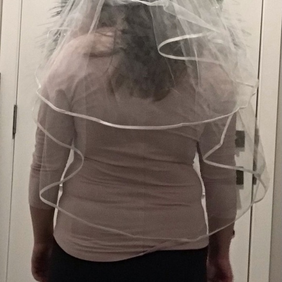 COPY - Elbow length satin trimmed bridal veil - Picture 3 of 5